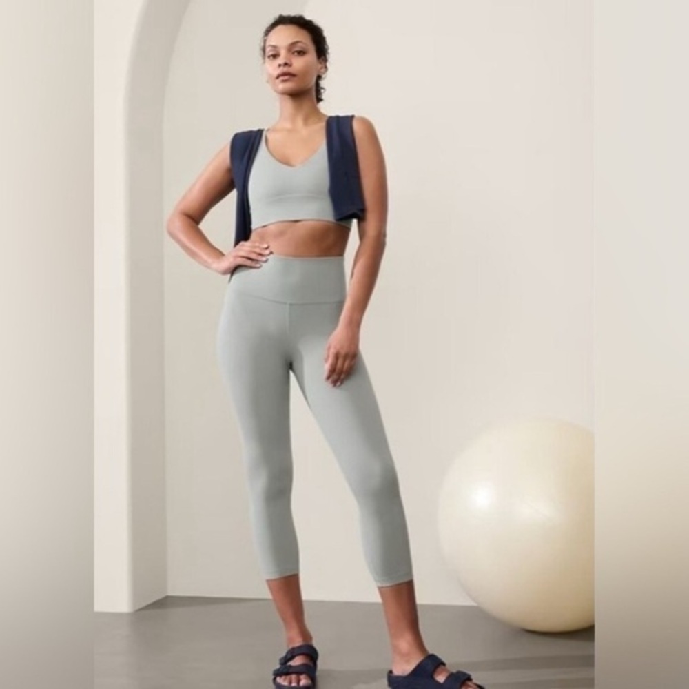 Athleta Women's Cloud Gray Elation Ultra High Rise Capri Leggings NWT L #2287